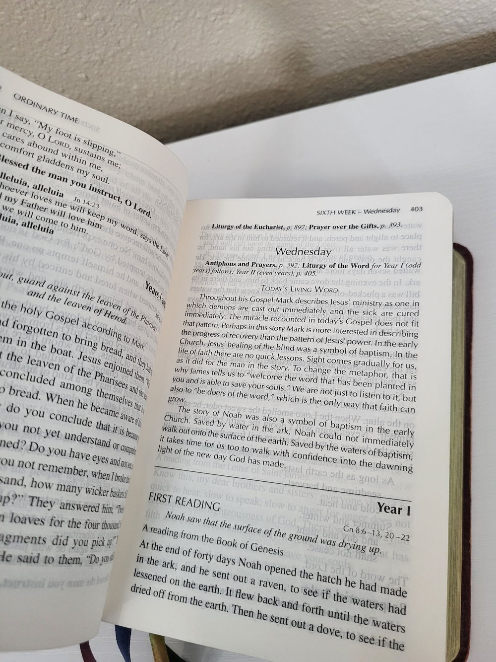 Vatican II Weekday Missal - Burgundy with Gold Stamping - Picture 4 of 7